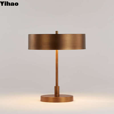 comprar Lámpara de mesa de cuerpo de latón mayorista de Yihao con sombra de lino y luz LED blanca caliente de 2700K fabricación en línea