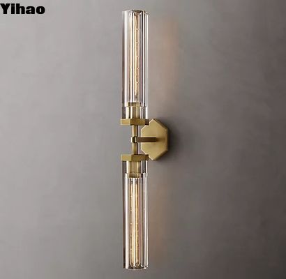 Añadir un toque de lujo con lámparas de pared decorativas de latón e instalación de tornillo