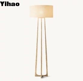 Lámparas de pie modernas de 150W con base de hierro martillado para el salón
