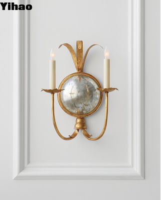 Elegante candelabro de cristal de acabado cromado con copas de lámpara hacia arriba y hacia abajo