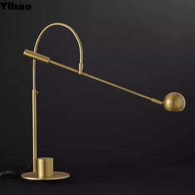 Lámpara de mesa de acabado de latón quemado para hoteles y hogares estilo cristal