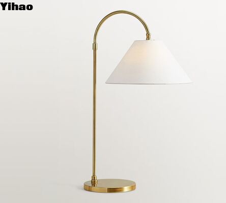 Lámpara de mesa LED de cuerpo de latón con sombra de lino y luz blanca caliente de 2700K para el salón