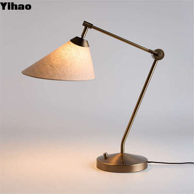 Antigua lámpara de mesa de latón quemado con sombra de lino natural y diseño en forma de tambor para sala de estar interior