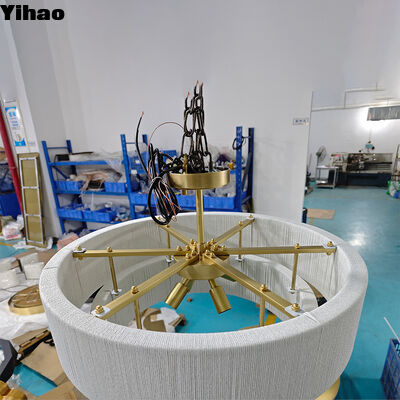 Cuerpo de latón hecho a mano lujosa lámpara de lujo con sombra de tela para el salón y el hotel